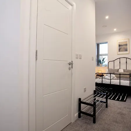 Modern 1 Bedroom Apartment In Bolton Exterior photo
