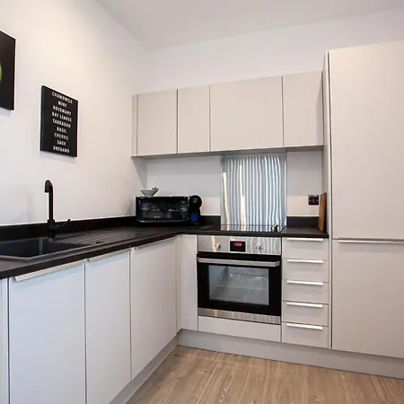 Modern 1 Bedroom Apartment In Bolton Exterior photo