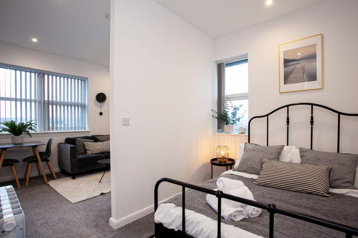 Modern 1 Bedroom In Apartment *
