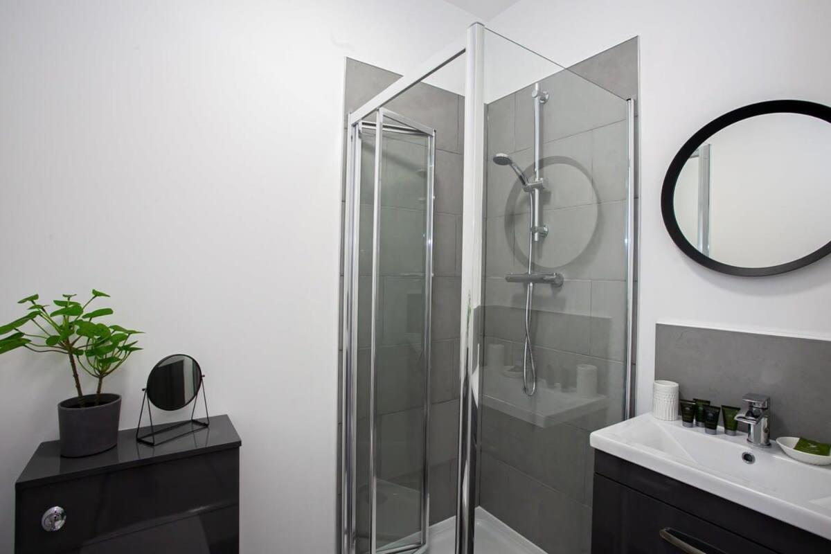 Modern 1 Bedroom In * Bolton
