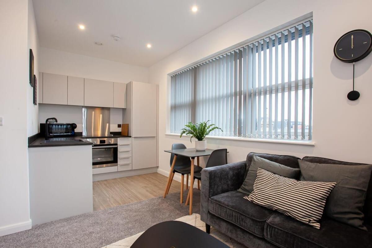 Modern 1 Bedroom In Apartment *